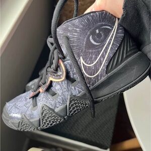 Nike youth Kyrie Hybrid s2 ‘what the’